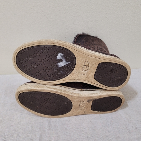 UGG shoes youth size 5 - Picture 9 of 9